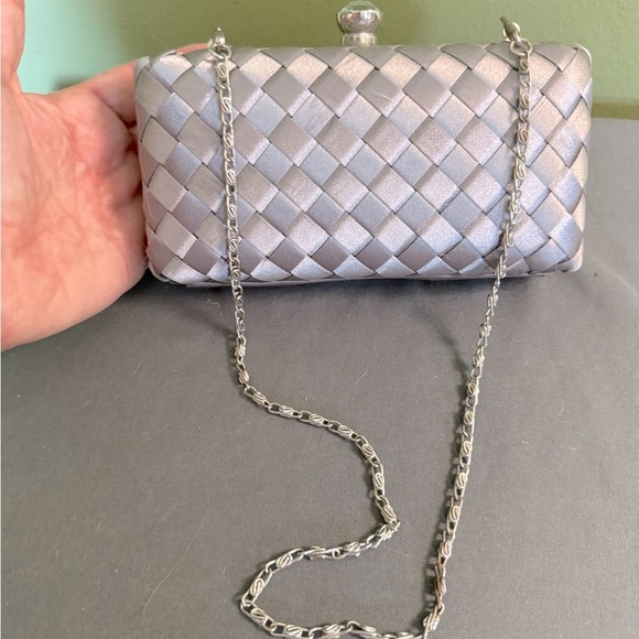 Elegant Silver Satin Woven Convertible Clutch/Shoulder Bag W/ Green Jewel Clasp - Picture 3 of 9